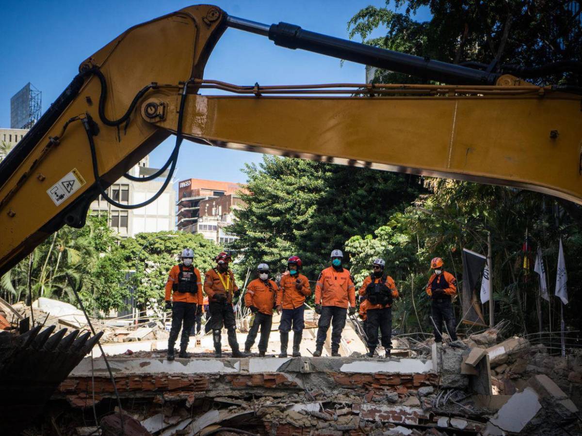 Bajo escombros buscan en Caracas a más víctimas tras los terremotos en Venezuela
