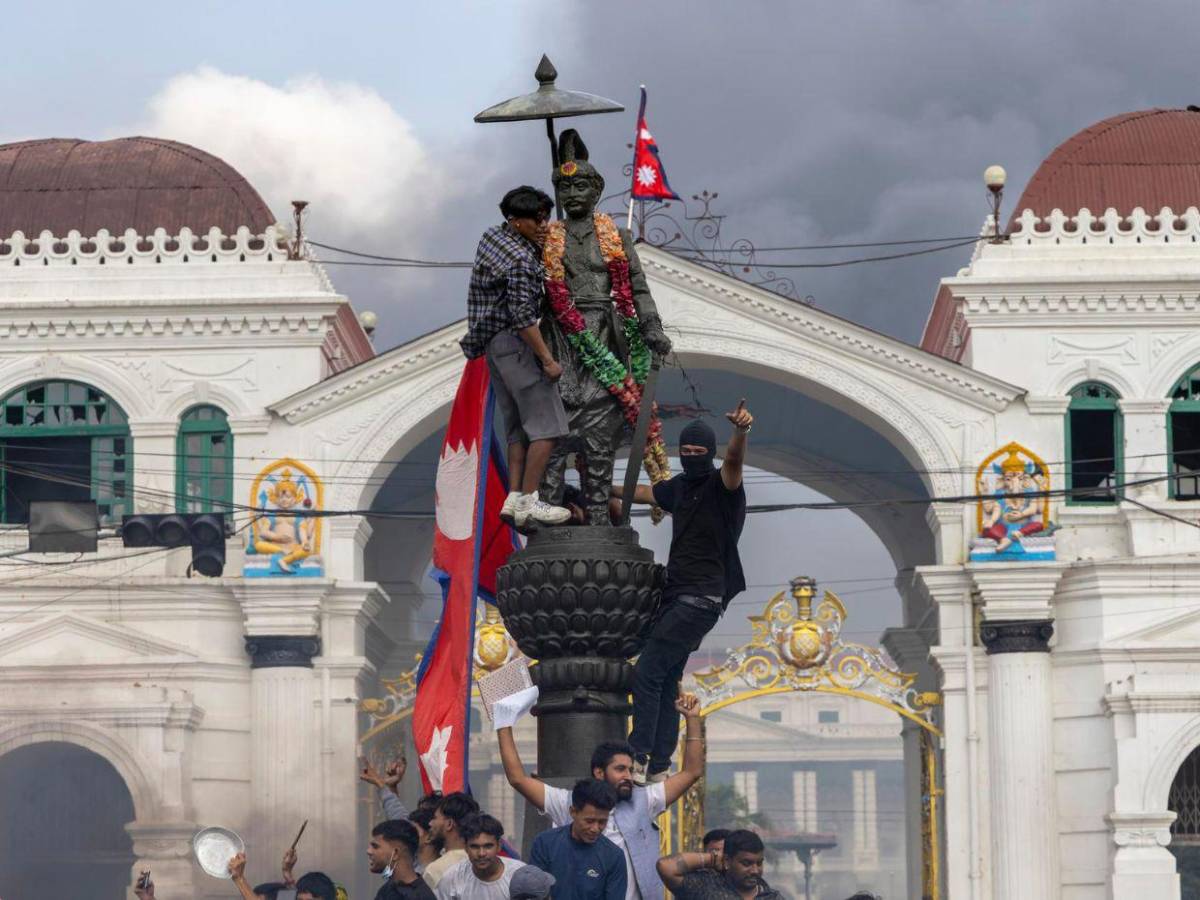 Muertes, ataques a políticos y protestas: renuncia de primer ministro en Nepal deja ola de violencia
