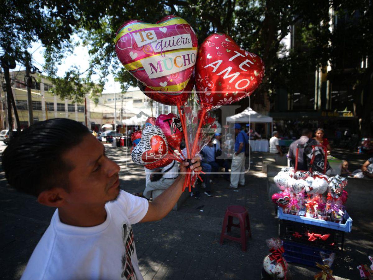 Flores, tazas y globos: así se vive el Día del Amor y la Amistad en la capital