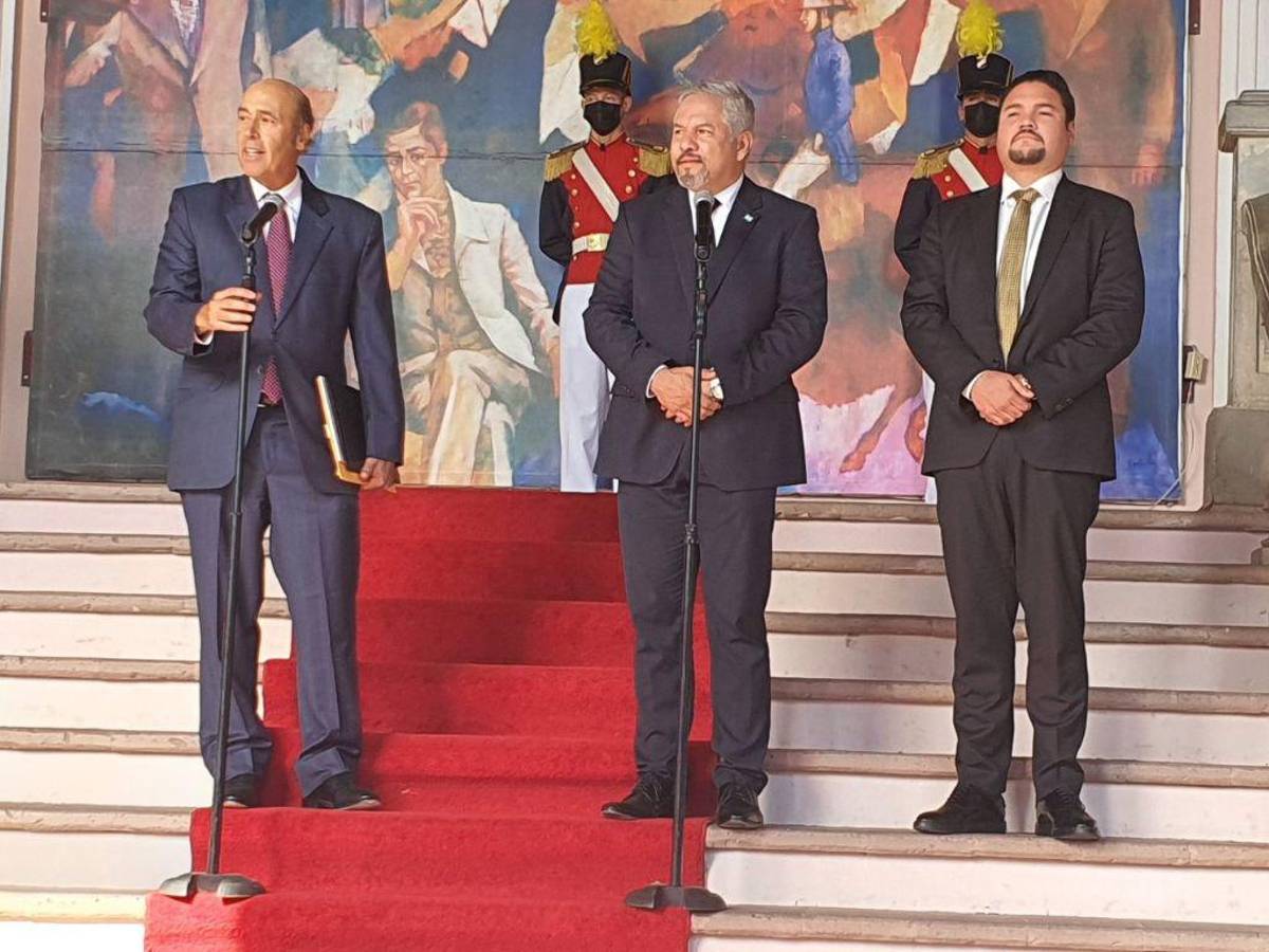 “Es una visita de cortesía y amistad”, dice canciller Reina sobre llegada de Hugo Llorens