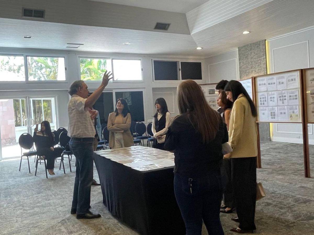 Estudiantes recorren Exposición Filatélica y de Portadas de El Heraldo