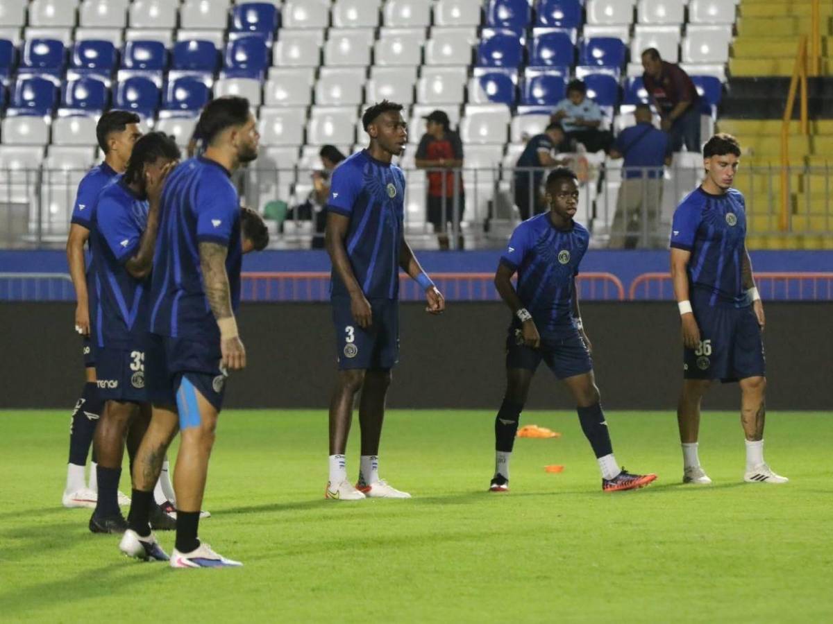 Duro golpe a Carlos Eduardo Espina: la mala noticia que recibe junto al Victoria