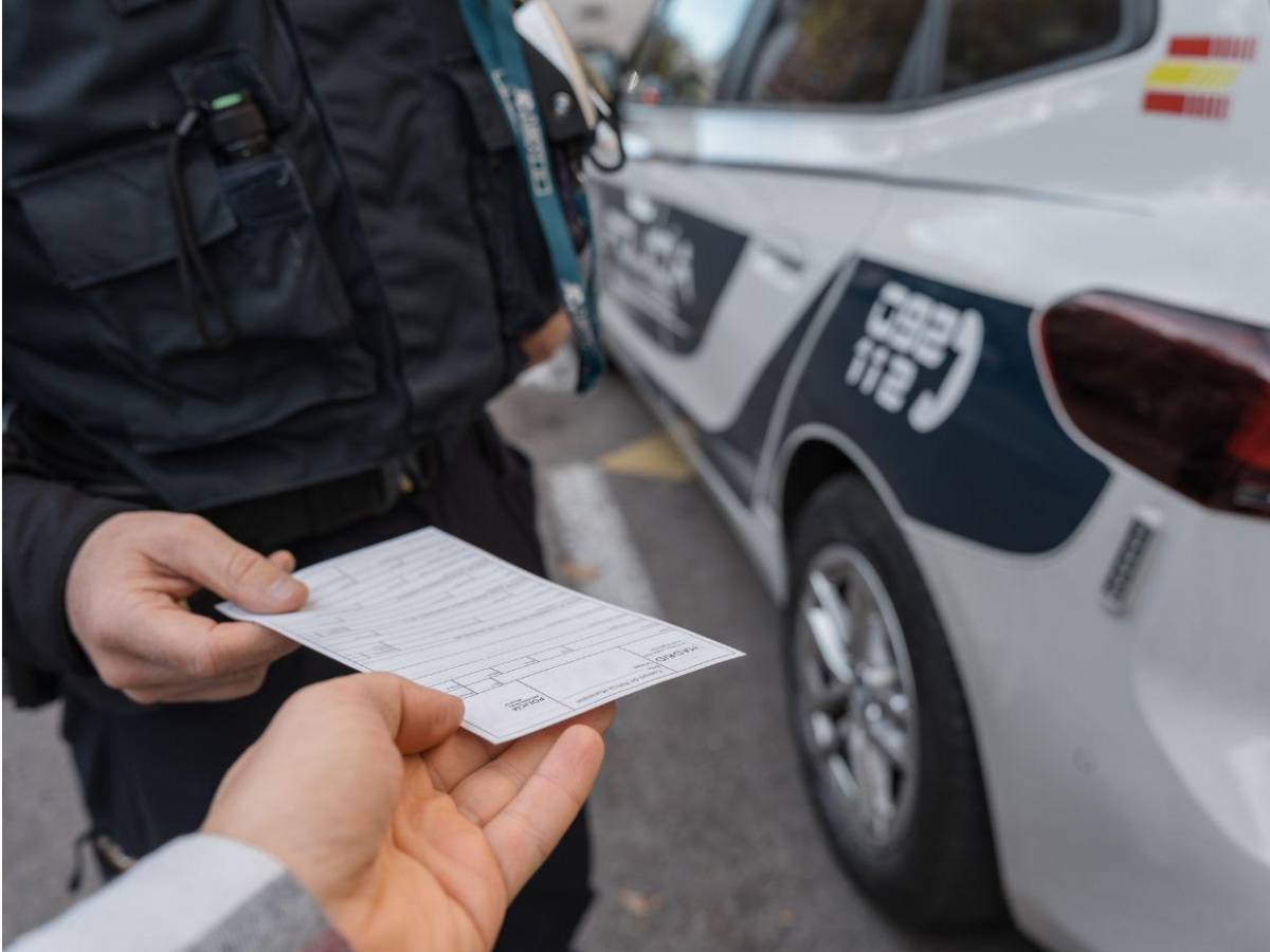 Influencer sin mano derecha fue multada por usar el teléfono mientras conducía