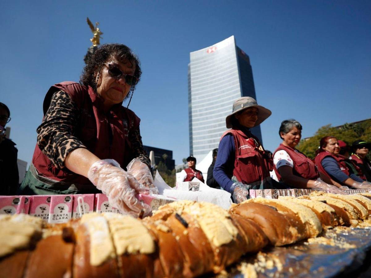 Entre sonrisas y filas interminables, miles disfrutan la mega rosca de Reyes en CDMX