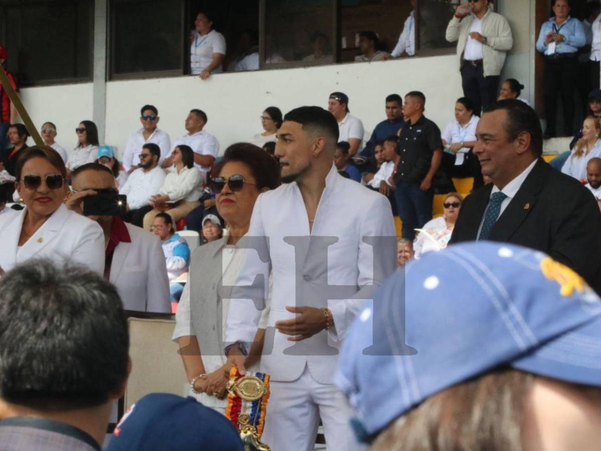 Teófimo López se une a los desfiles patrios en la capital