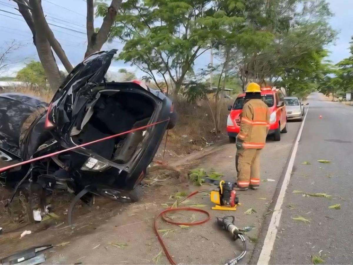 Quedó atrapado en un árbol: las imágenes del brutal accidente que deja dos muertos en Jutiquile