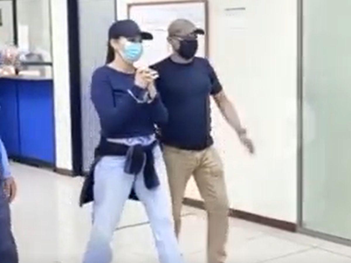 Esposada, con gorra y la mirada perdida: así llegó la odontóloga que mató a su bebé de tres años a la audiencia