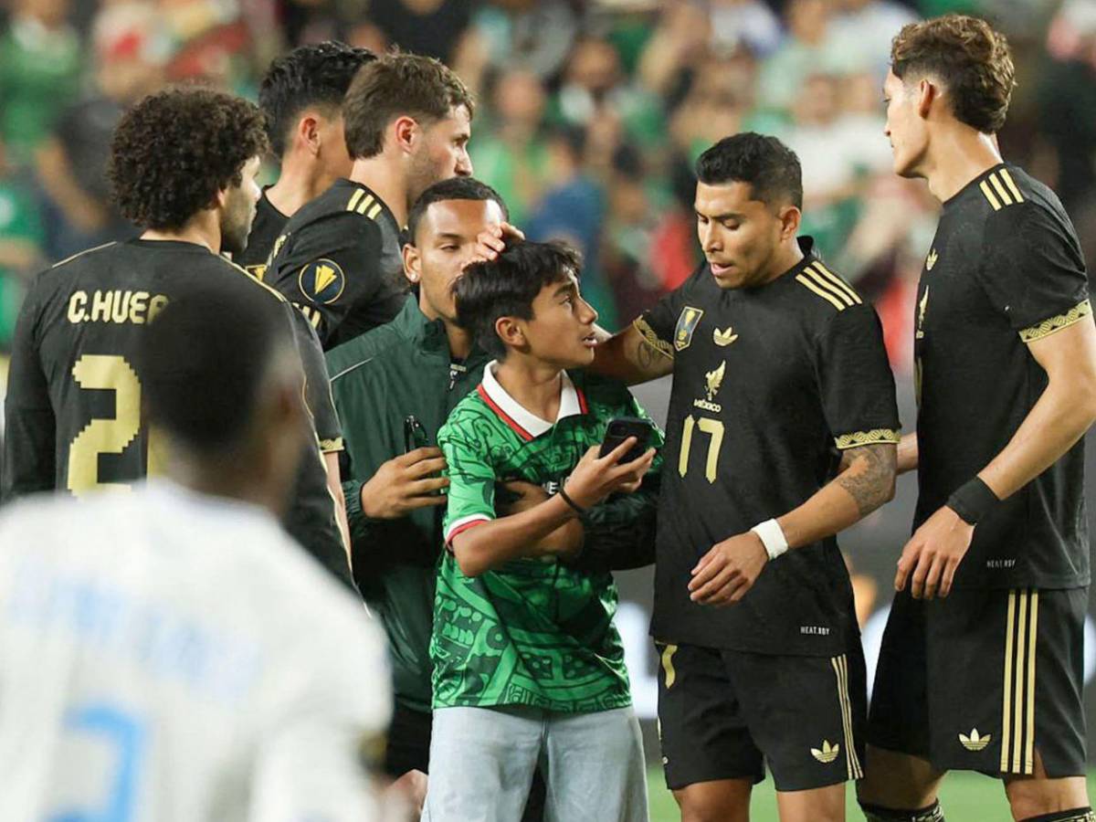 No se vio en TV: Peleas en las gradas del Honduras vs México e intrusos en la cancha