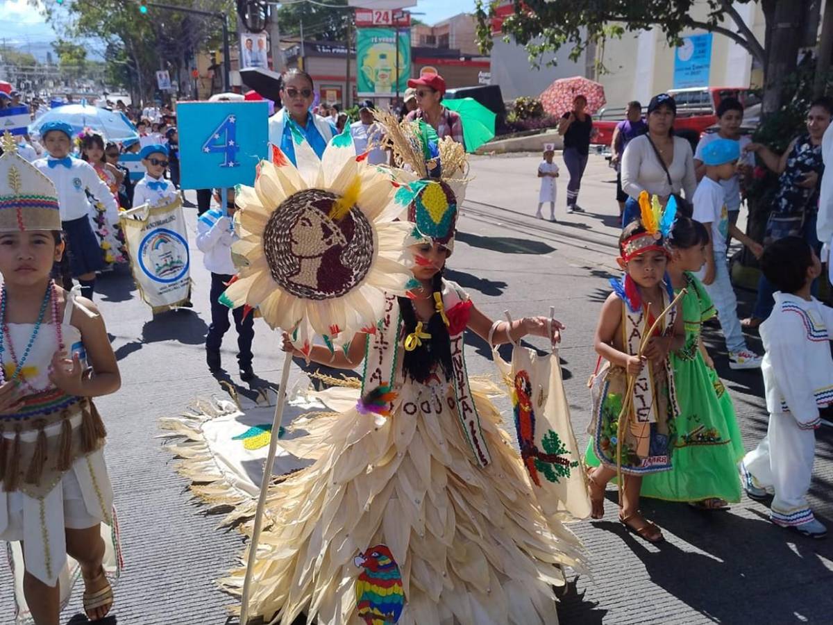 Niños de prebásica brillan en desfiles con trajes típicos y elementos culturales