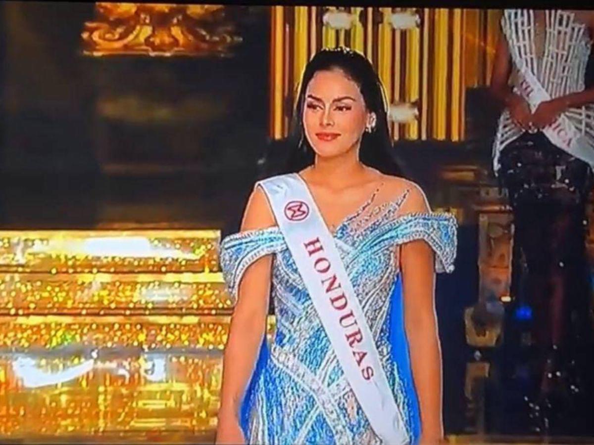 Este fue el look que la bella catracha usó en su desfile.
