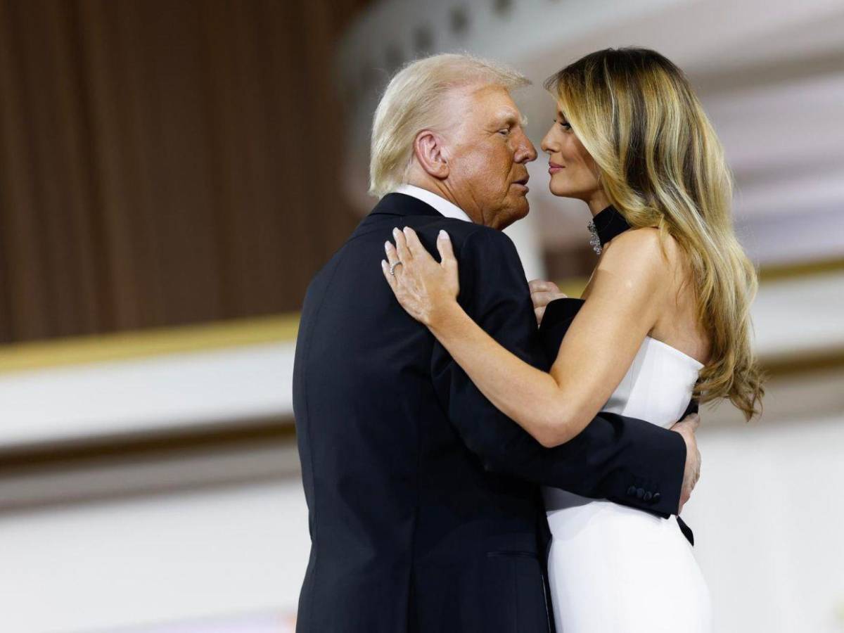 En fotos: el incómodo momento de Melania y Donald Trump durante el baile de gala
