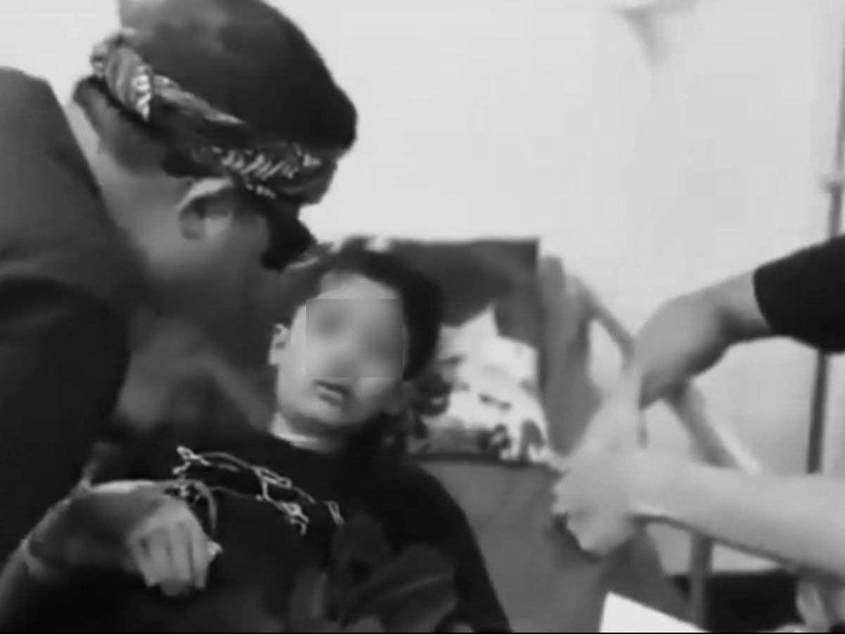 Tenía inflamado el corazón y murió: menor fue obligado a beber agua hirviendo por su madrastra