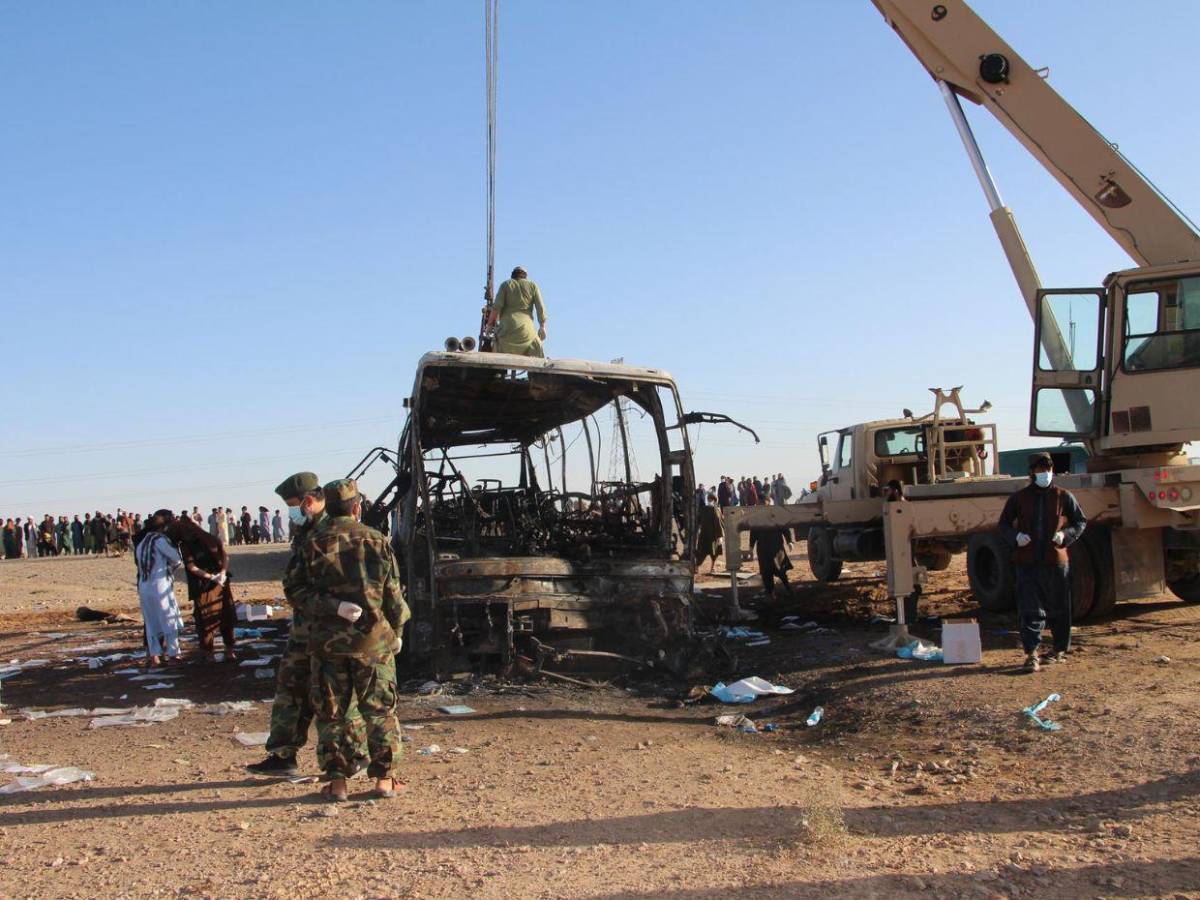 Al menos 76 muertos deja incendio de bus con deportados en Afganistán