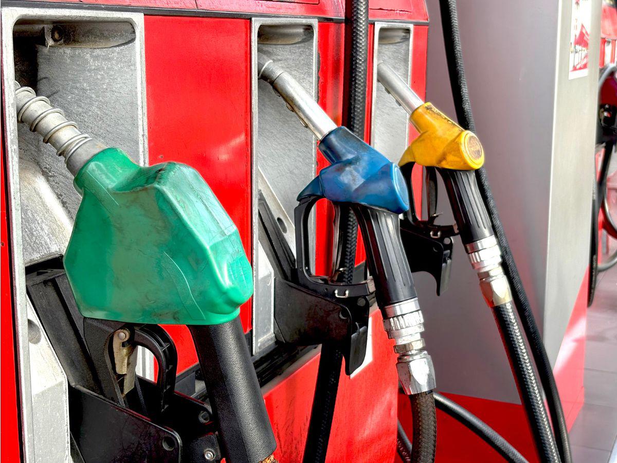 Conductores se abastecen de combustible días antes de un nuevo incremento en Centroamérica