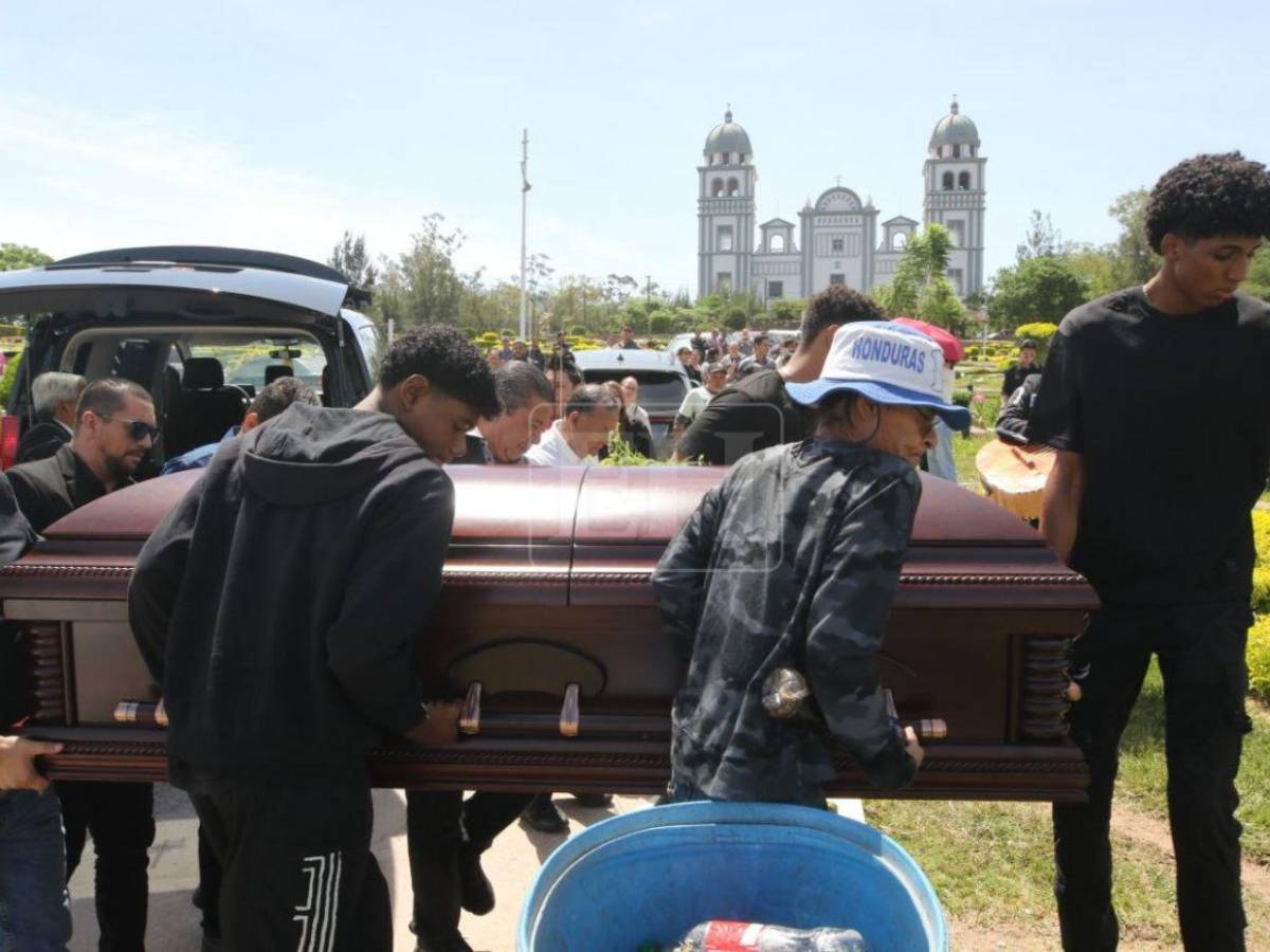 Entre mariachis y lágrimas: así dan el último adiós al periodista Arístides Aceituno