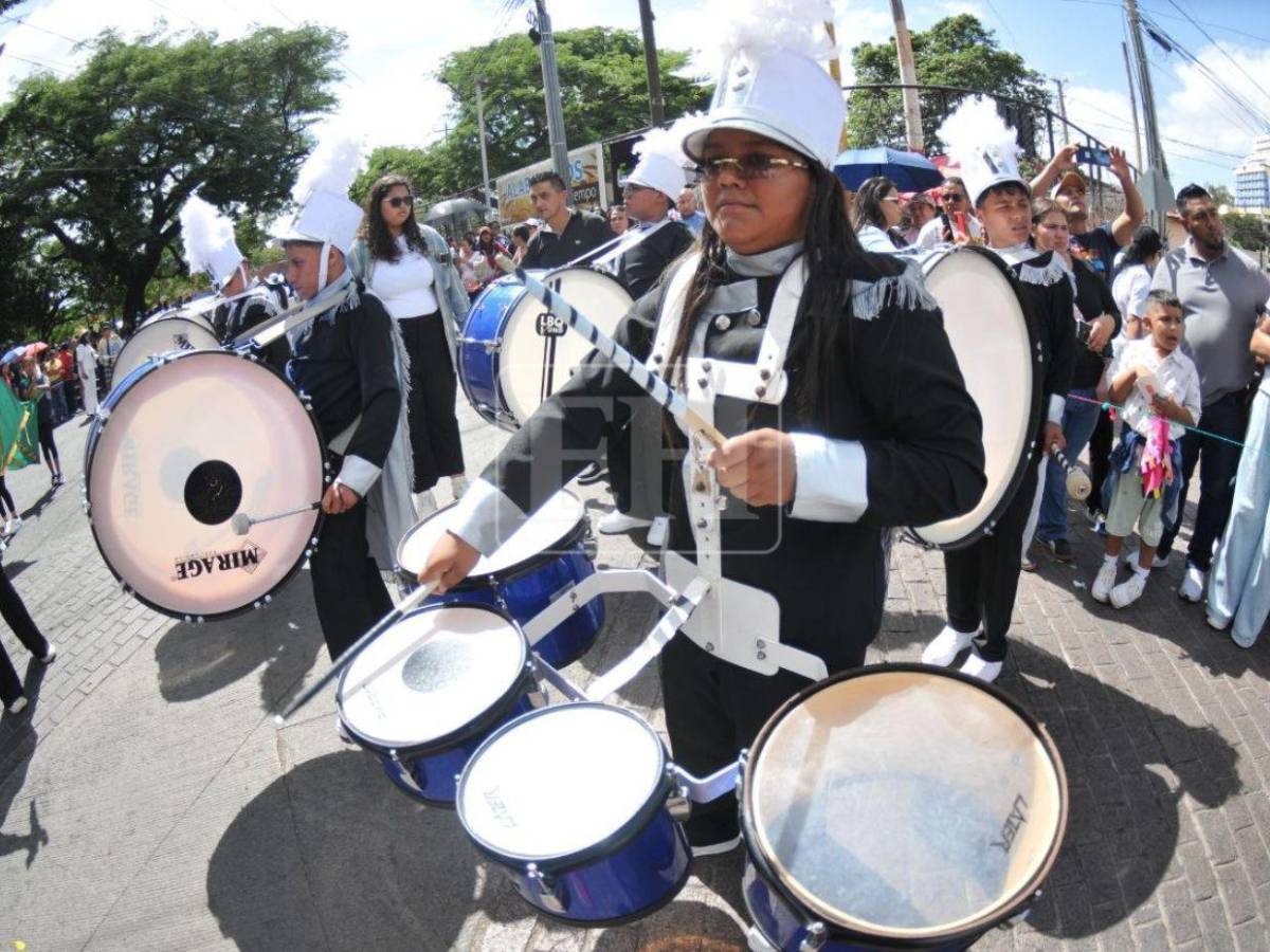 Bandas y palillonas engalanan los desfiles escolares en Tegucigalpa
