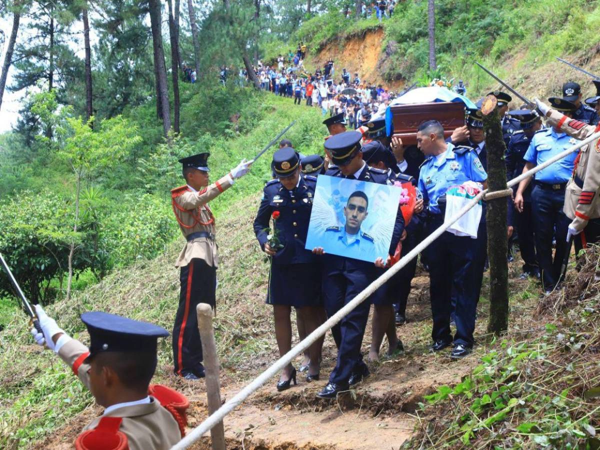 Colocan flores en la cruz de Kevin Pérez y del niño Elvis Eliú en San Pedro Sula