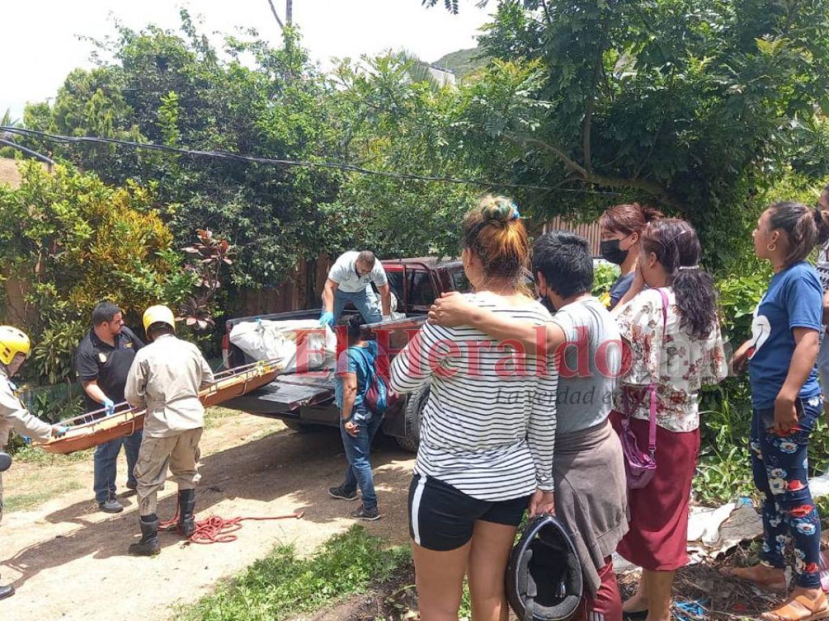 Los familiares de la víctima llegaron hasta el lugar de los hechos para reconocer el cuerpo de su pariente.