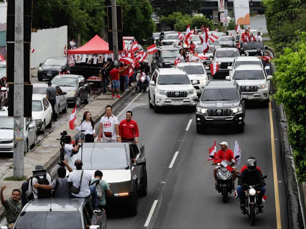 Salvador Nasralla lidera caravana en bulevar Fuerzas Armadas de Tegucigalpa