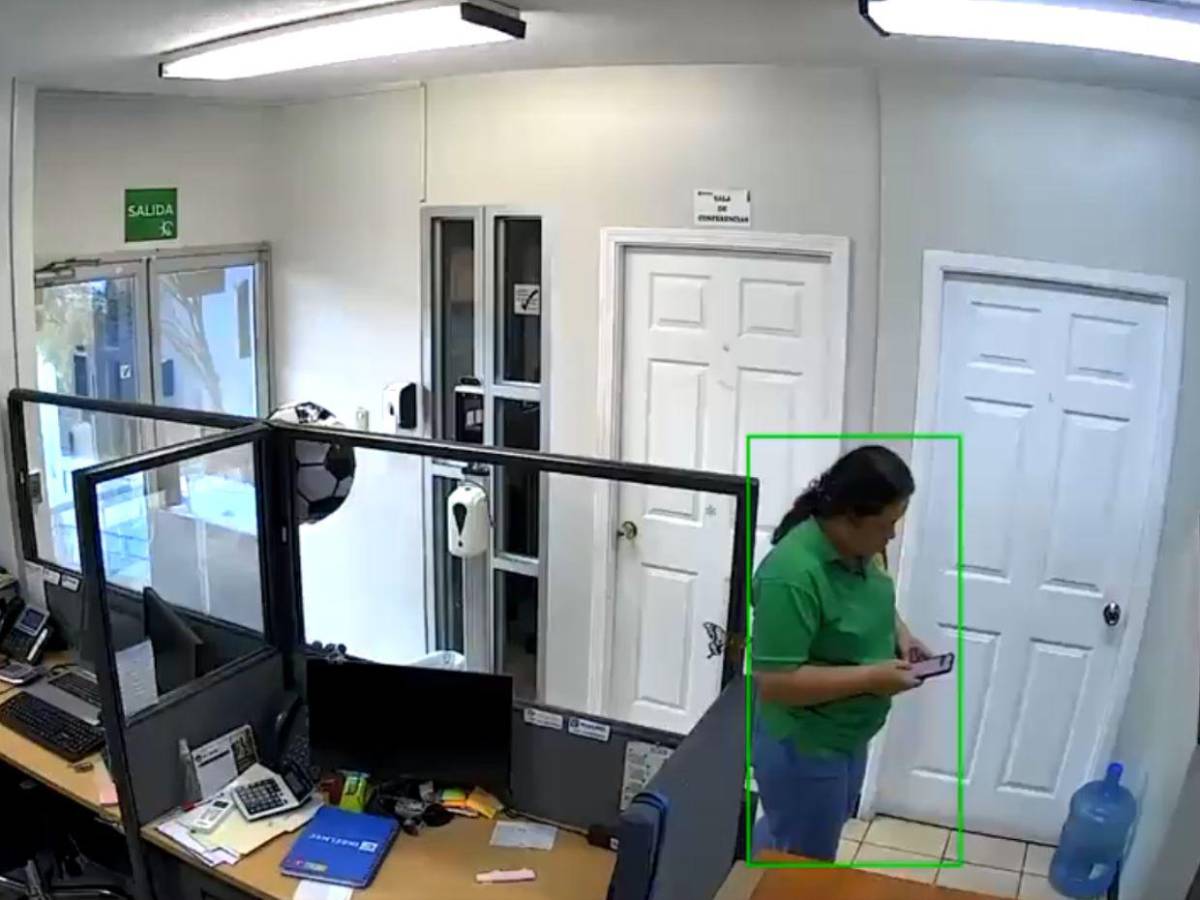 Cámaras de seguridad captan a empleados de bodega antes de colapsar cerro