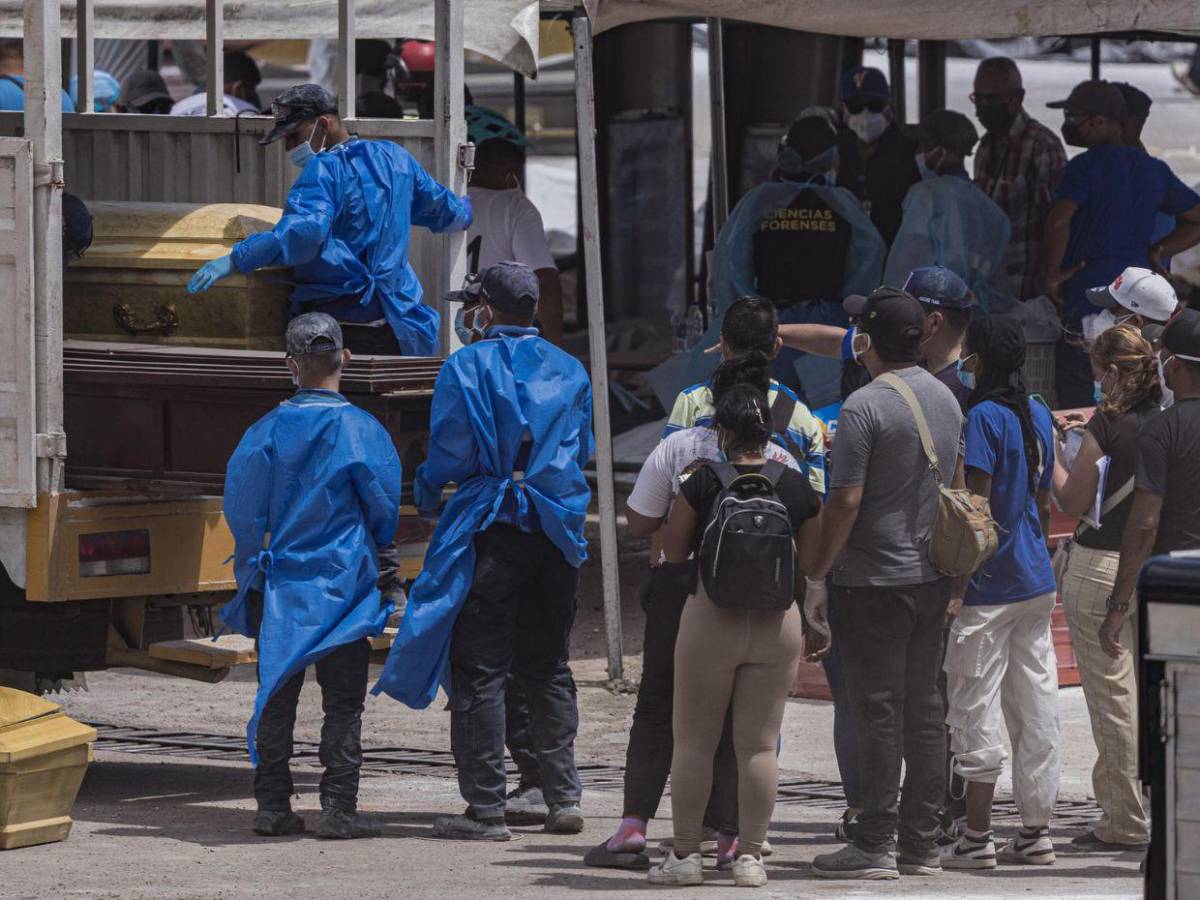 Hay que buscar evacuar rápido, yo perdí todo: habitantes de La Guaira siguen recibiendo ayuda tras terremoto
