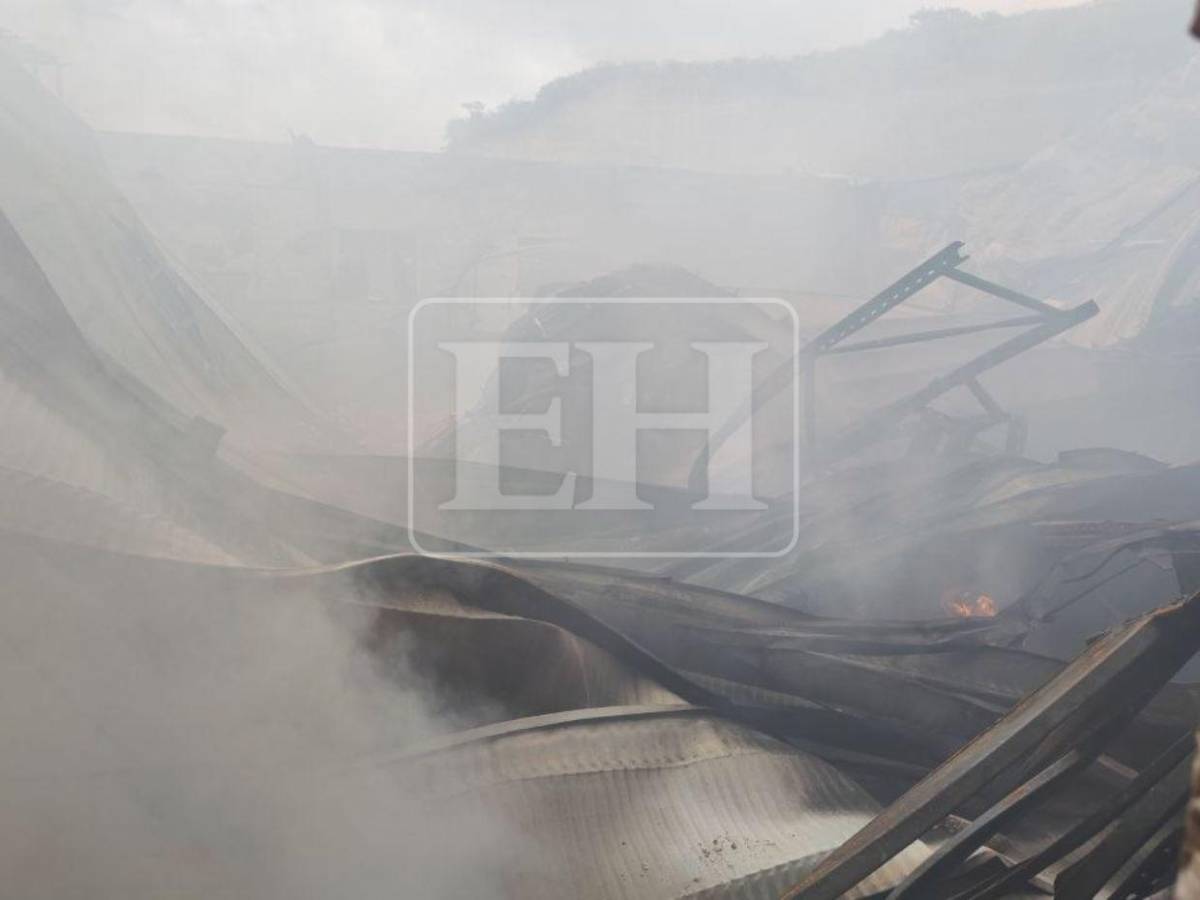 Bajo escombros queda bodega incendiada tras derrumbe de cerro en el anillo periférico