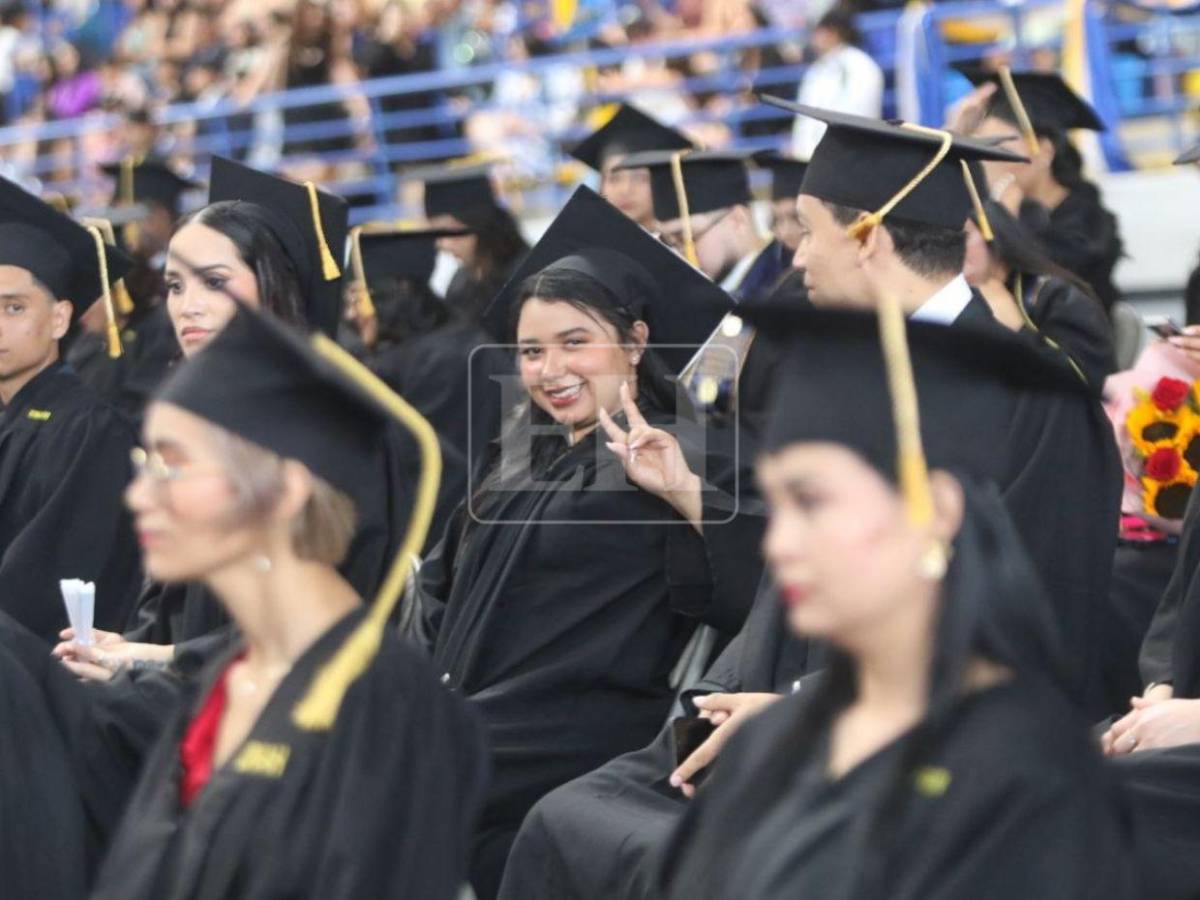 Un sueño hecho realidad: 1,074 nuevos profesionales reciben su título de la UNAH