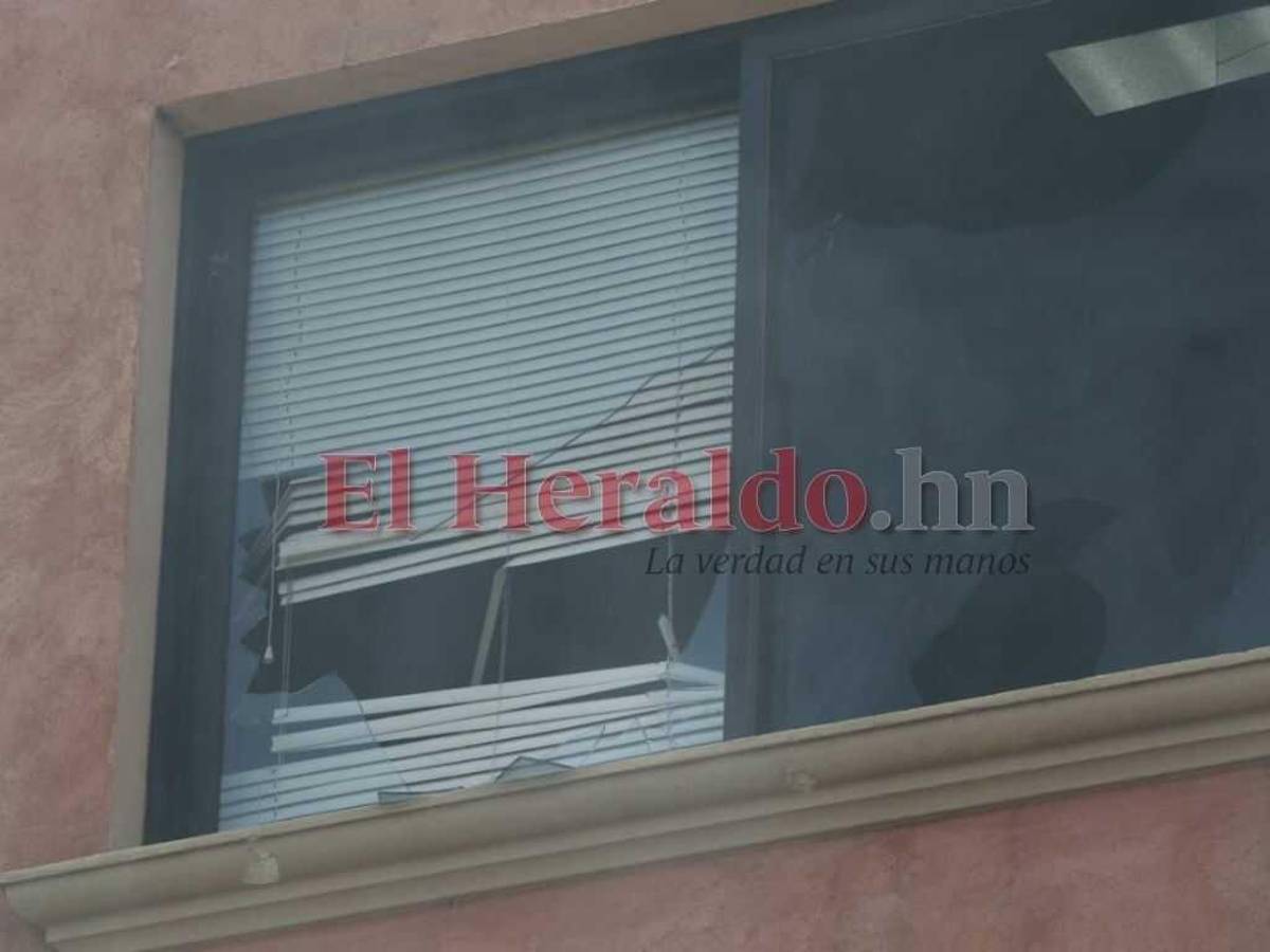 Ventanas, cortinas y vidrios rotos: los daños que dejó la protesta en las oficinas de Ciudad Mujer