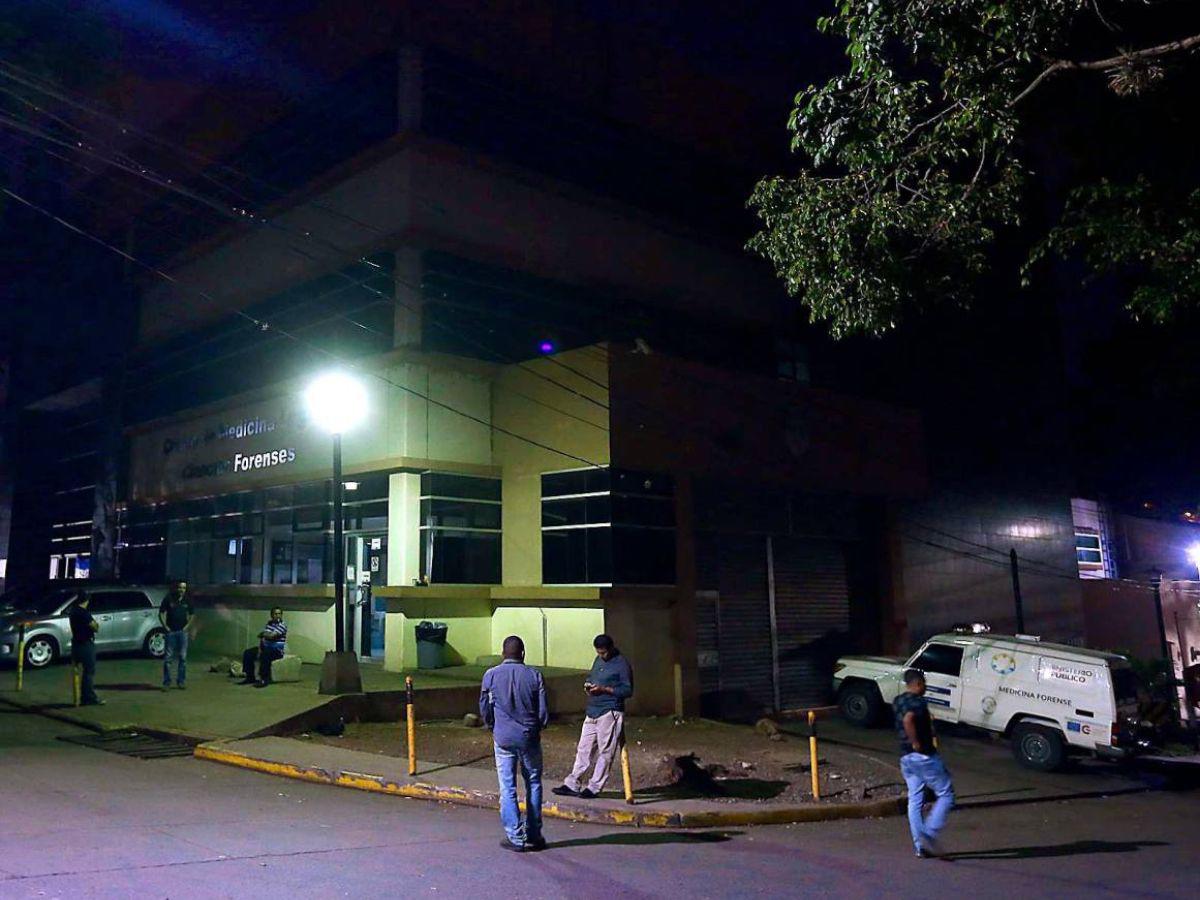 Familiares de jóvenes hallados muertos esperan identificación en la morgue del MP