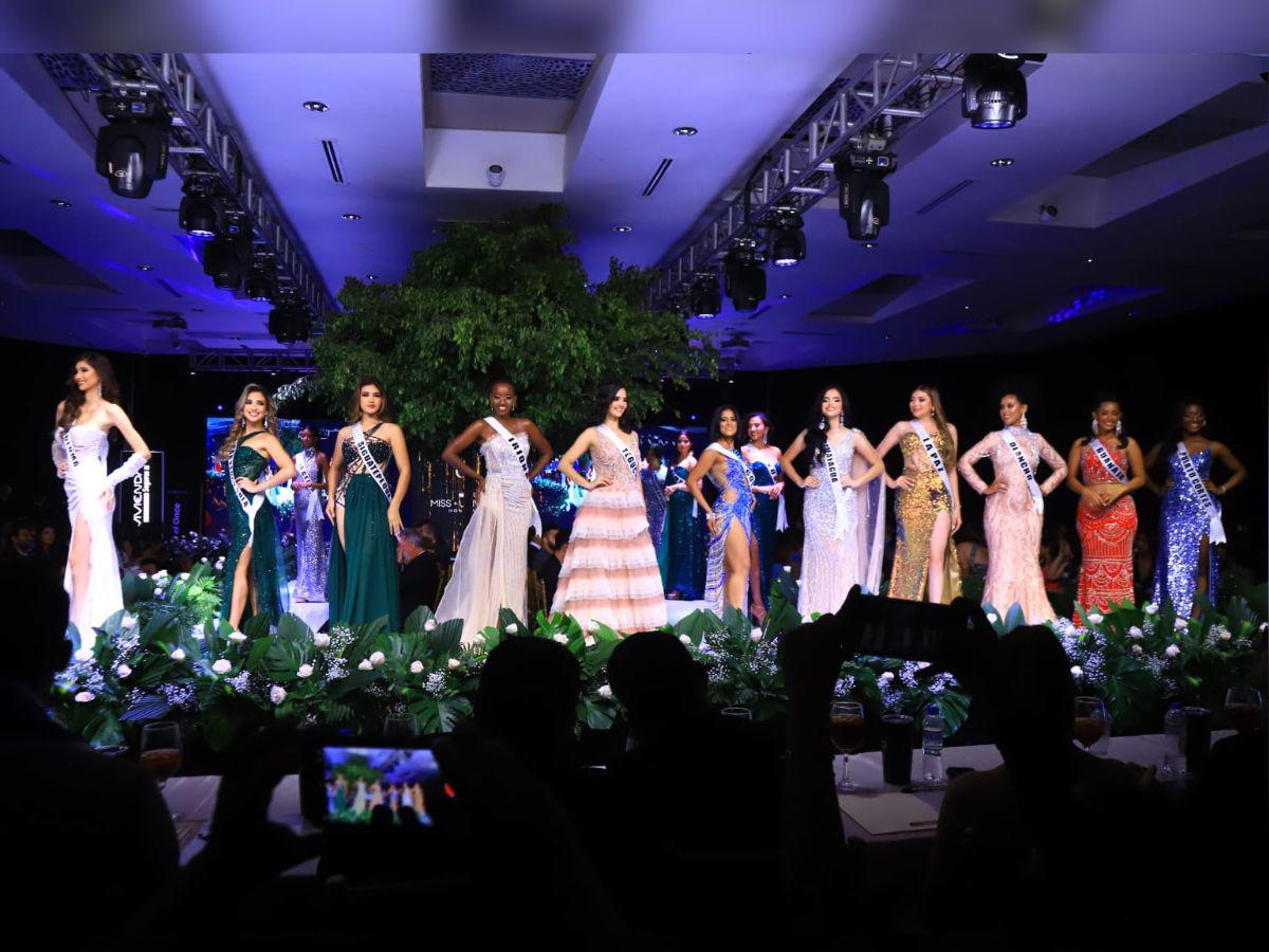 La mayoría de las bellas concursantes lució vestidos más ajustados y con abertura en la pierna.