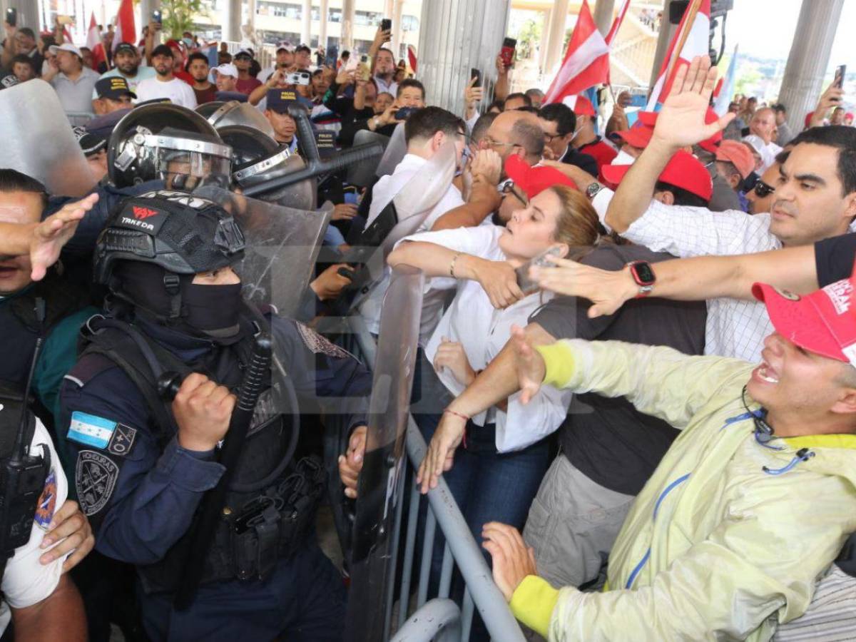 En fotos: así fue la agresión de policías y seguridad privada hacia liberales en el Congreso