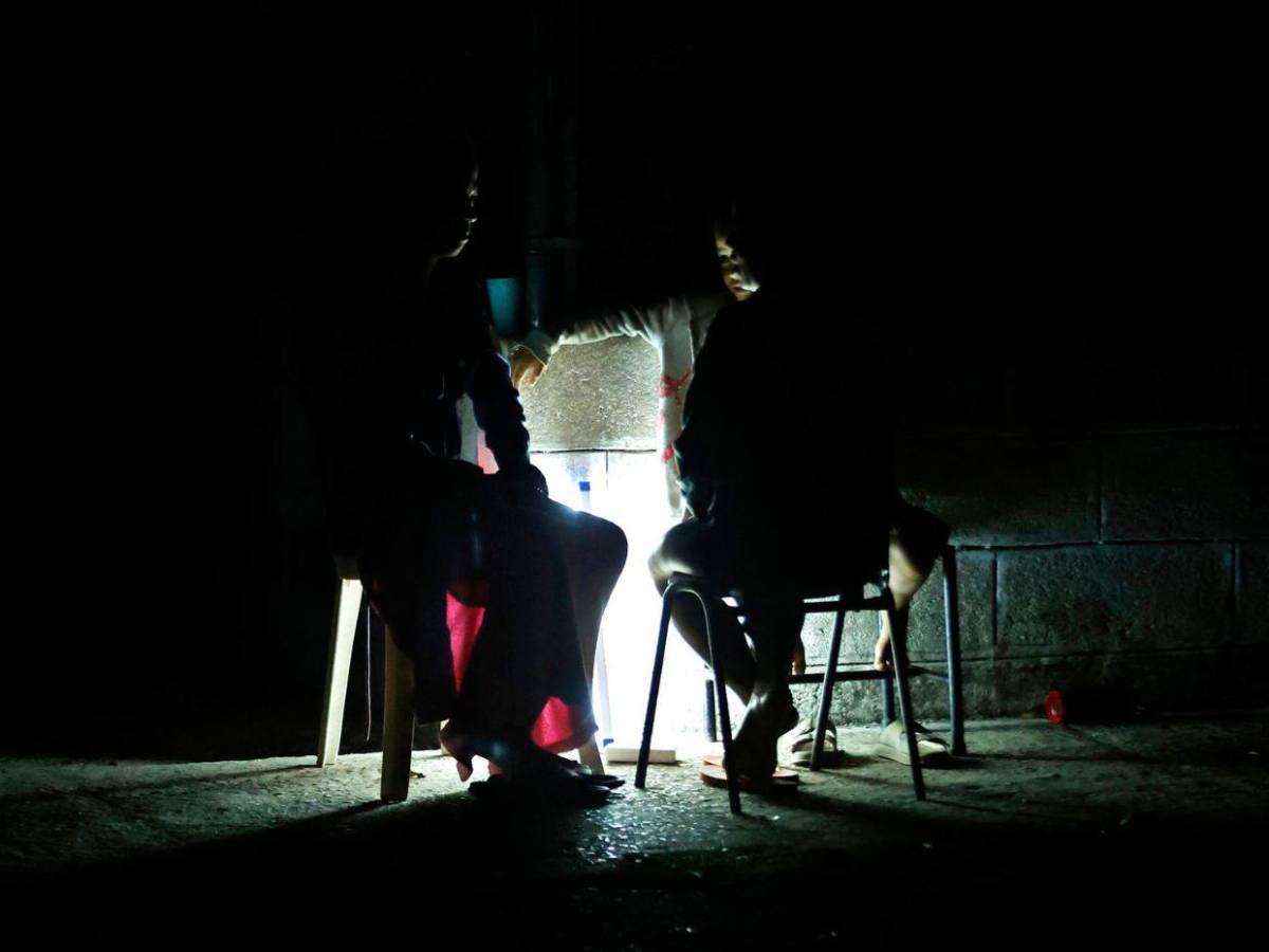 Cuba, tras 16 horas en apagón total, da primeros pasos para recuperar la luz