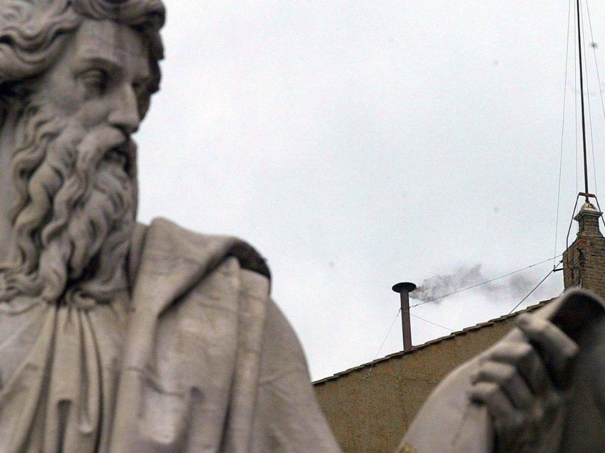 Entre rituales, alianzas y toque de queda, llegan los cardenales a Roma