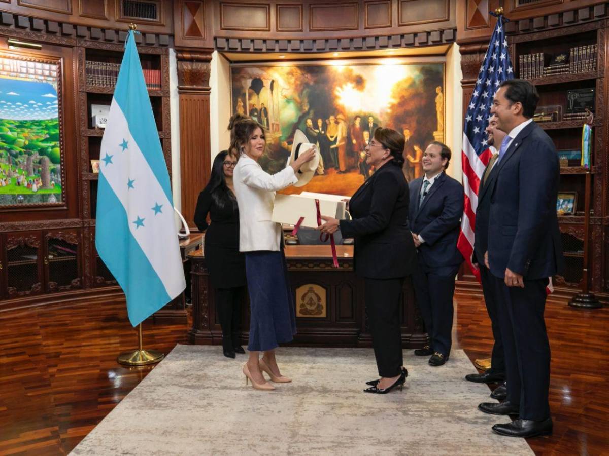 ¿Qué le regaló Xiomara Castro a Kristi Noem, secretaria de Seguridad Nacional de EE UU?