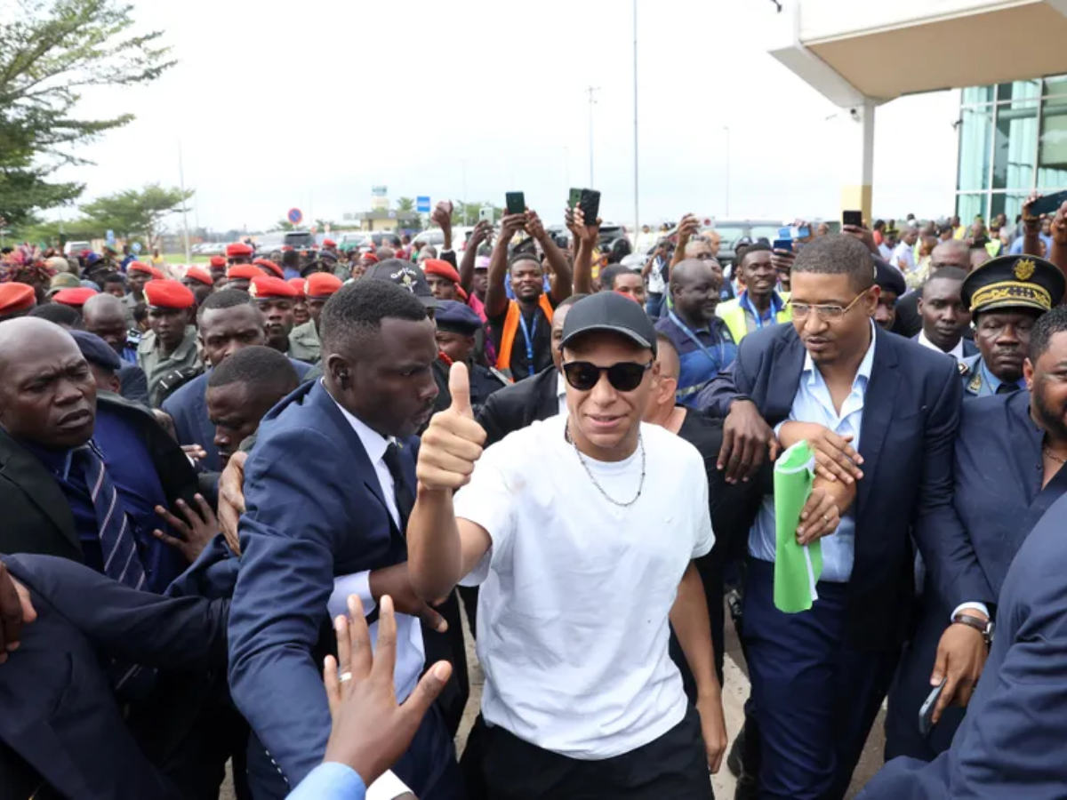 Mbappé visitó a su padre en Camerún y fue recibido por una multitud