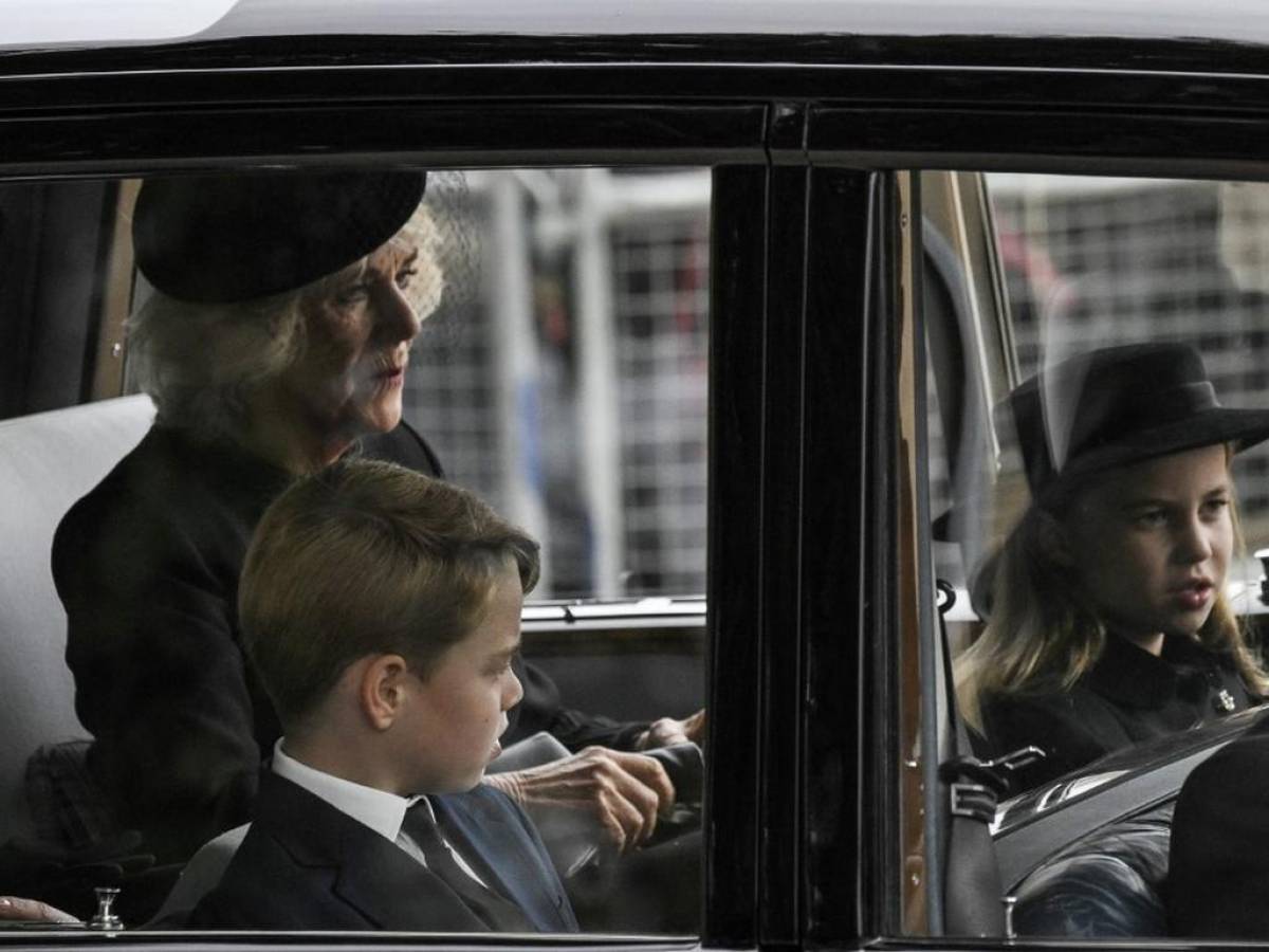 George y Charlotte, los más jóvenes de la Casa Real en la despedida de su bisabuela Isabel II