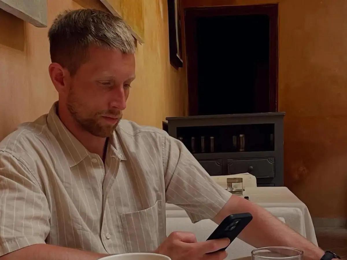 Futbolista no logra sobrevivir y muere frente a su pareja mientras estaban de vacaciones