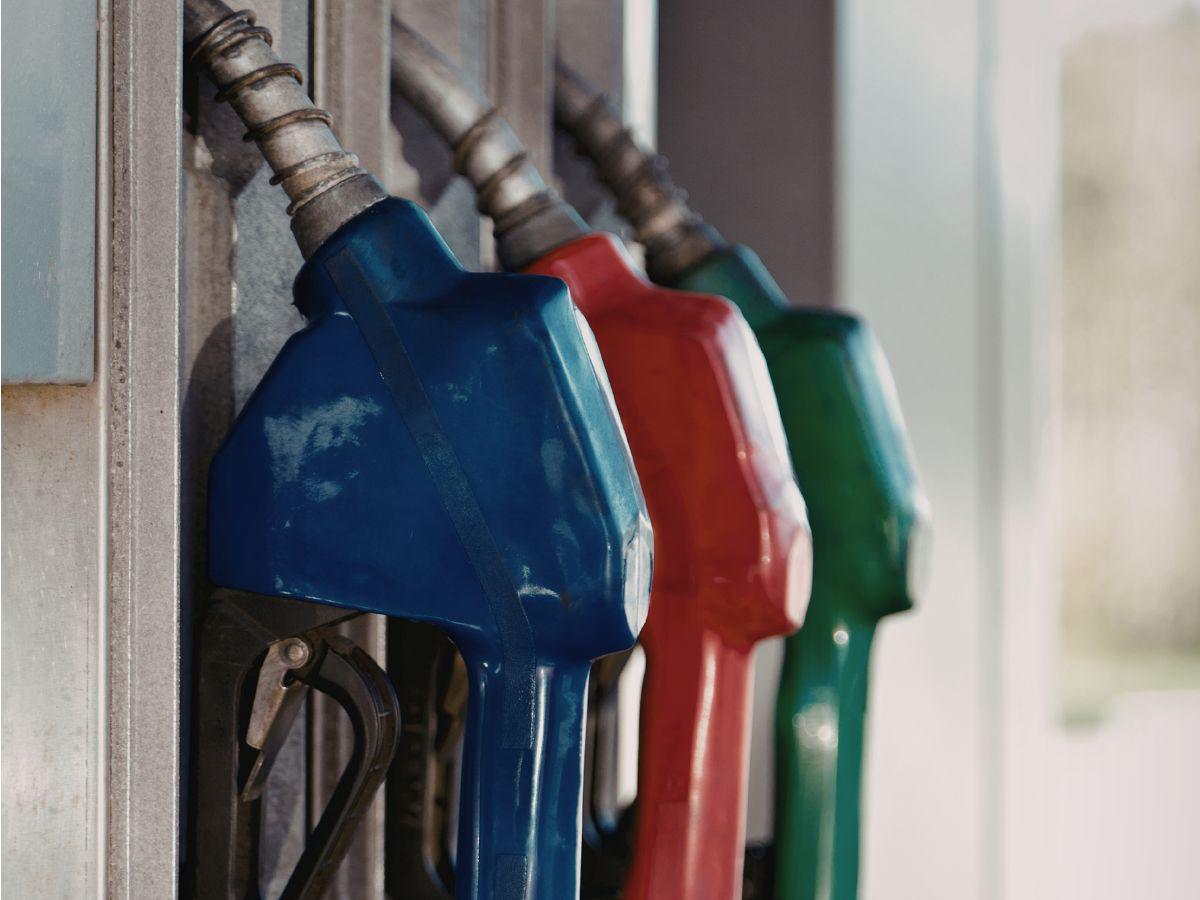 Conductores se abastecen de combustible días antes de un nuevo incremento en Centroamérica