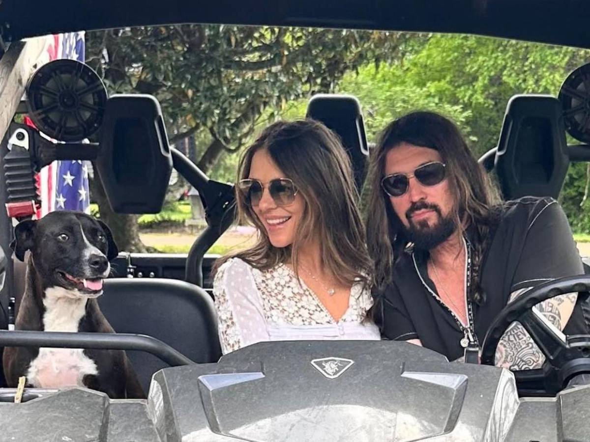 Miley Cyrus reacciona al romance de su padre con Elizabeth Hurley