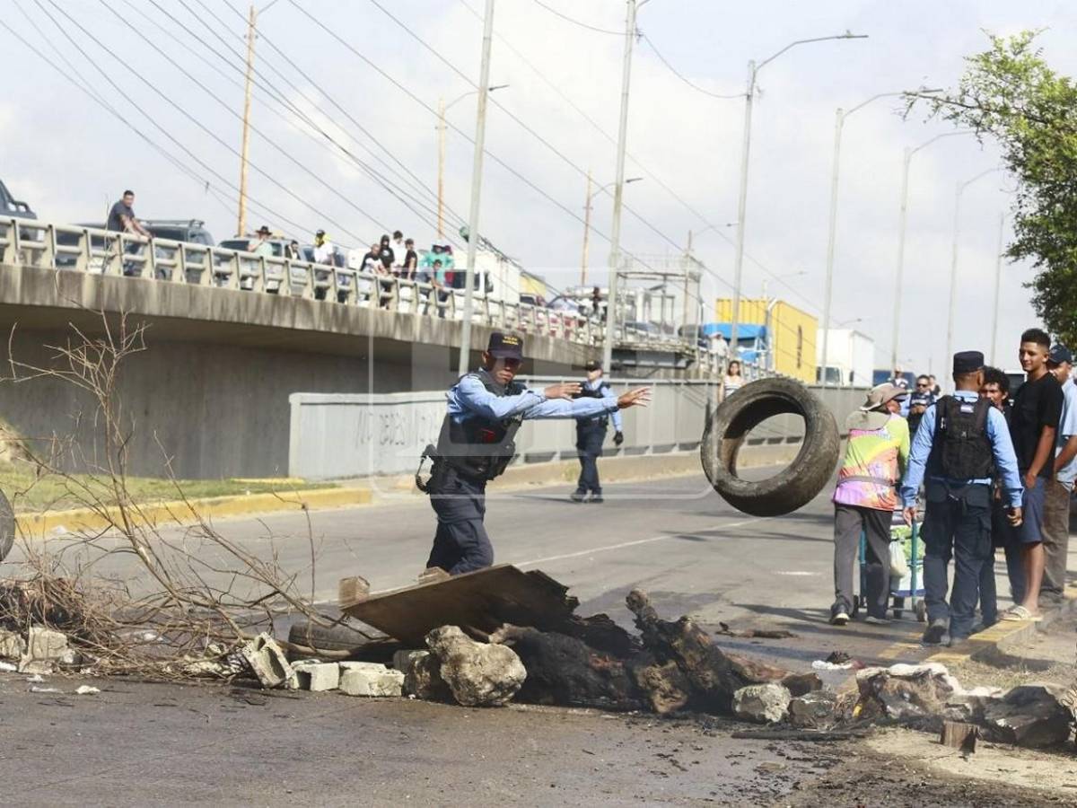 Con gas lacrimógeno y chorros de agua desalojan protestas por aumento a tasa municipal en El Progreso