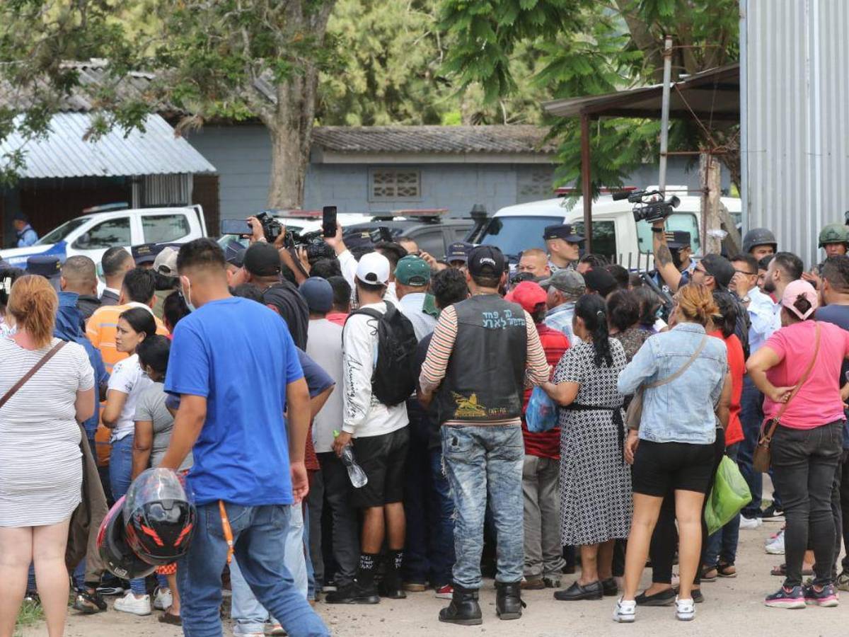 La angustia se apoderó de los familiares de las víctimas en las afueras de la PNFAS.