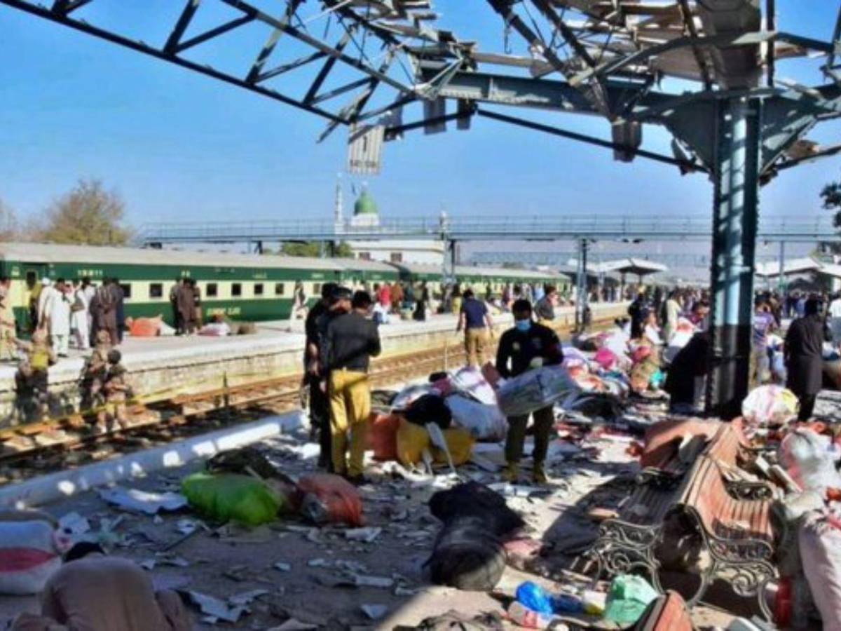 Ataque terrorista contra un tren deja al menos 29 muertos y 102 heridos en Pakistán