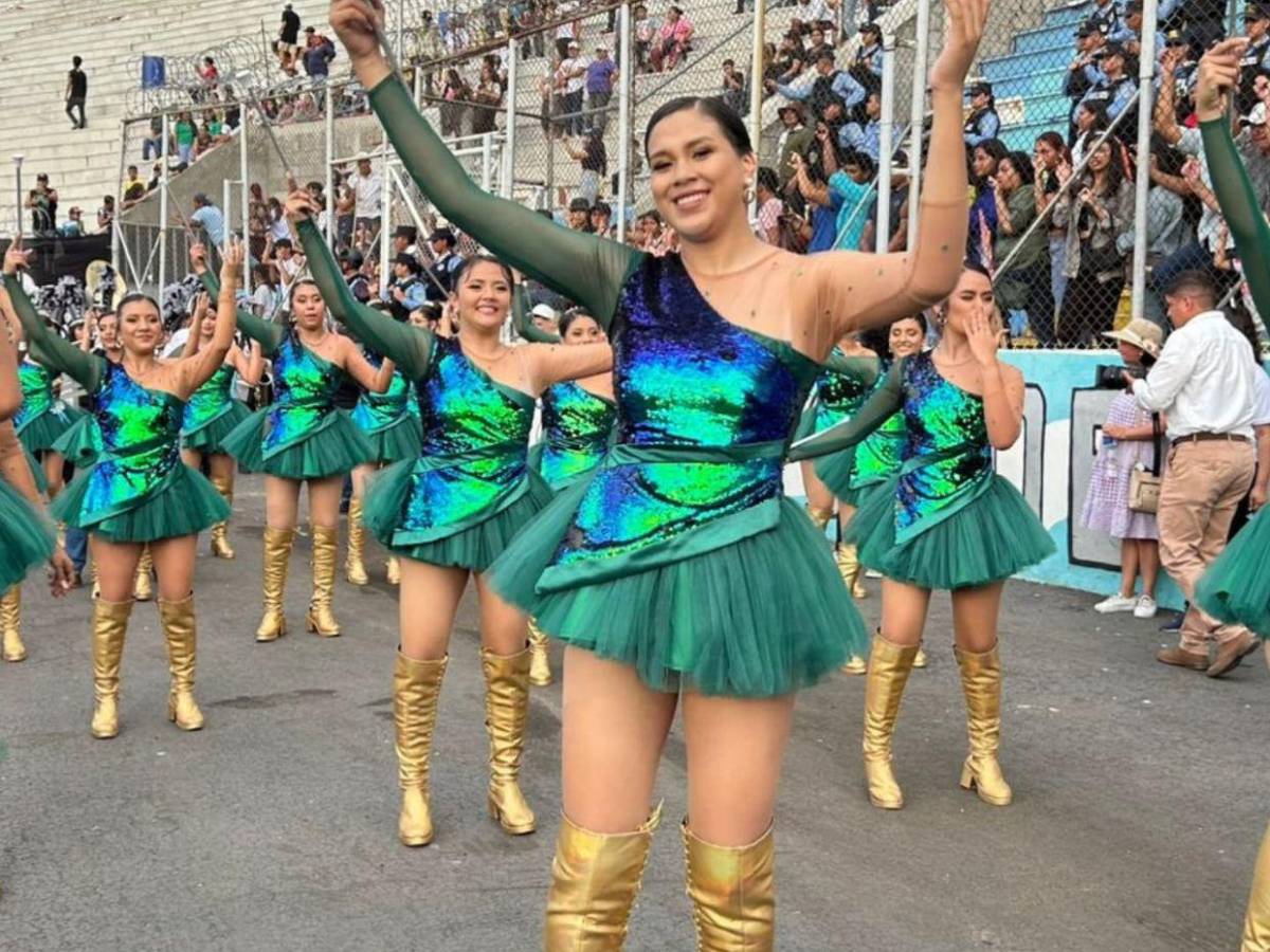 Inspirado en el colibrí esmeralda: palillonas del emblemático ICVC en los desfiles 2025