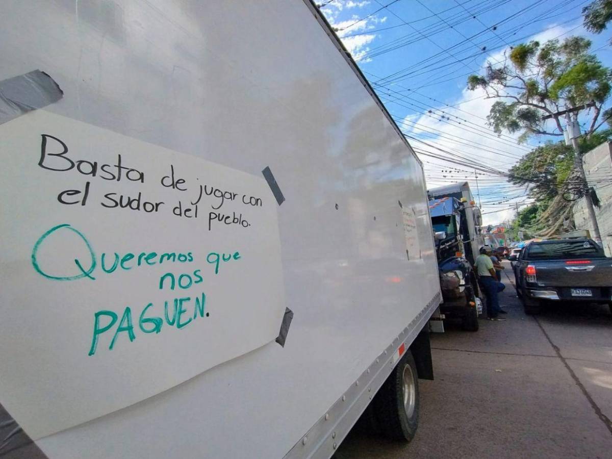 Conductores y dueños de camiones protestan frente al CNE por deuda de L 67 millones