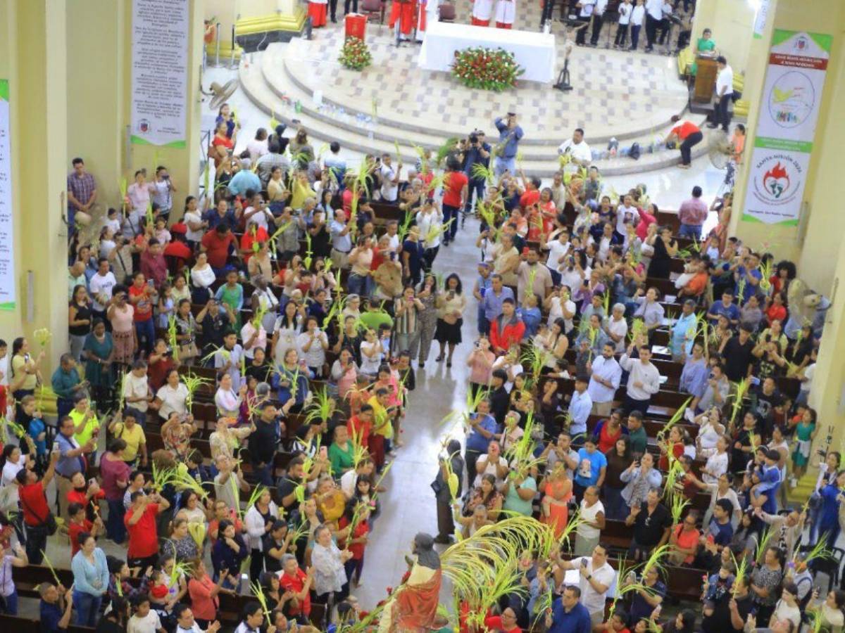 Domingo de Ramos llena de fe y tradición las calles del norte de Honduras