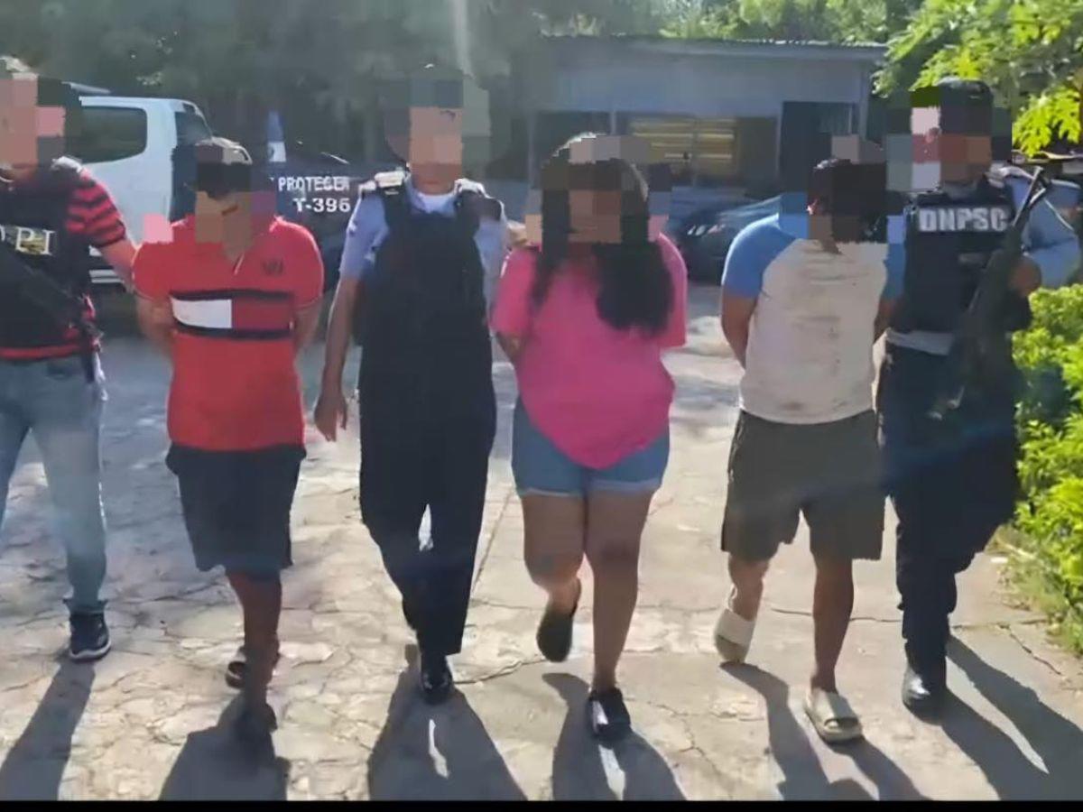 Momento en el que atacan a policías durante el arresto de una mujer en San Lorenzo: hay tres detenidos