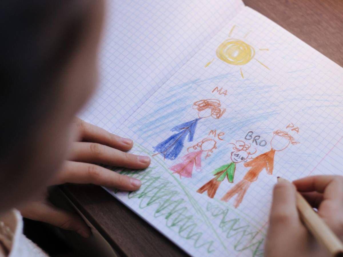 Seis años sufrieron: ¿Quién es Katherine Romero, joven acusada de abusar de dos hermanos?