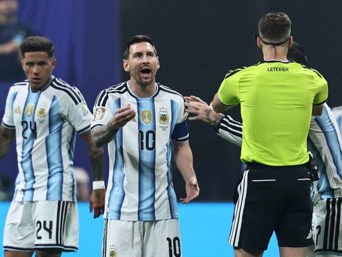 ¿Castigo o respaldo? La FIFA define el futuro del árbitro del Argentina-Egipto, tras ser señalado de amaño