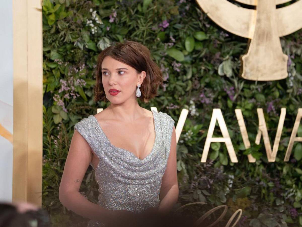 Millie Bobby Brown celebra su 22 cumpleaños con David Harbour pese a la denuncia por acoso