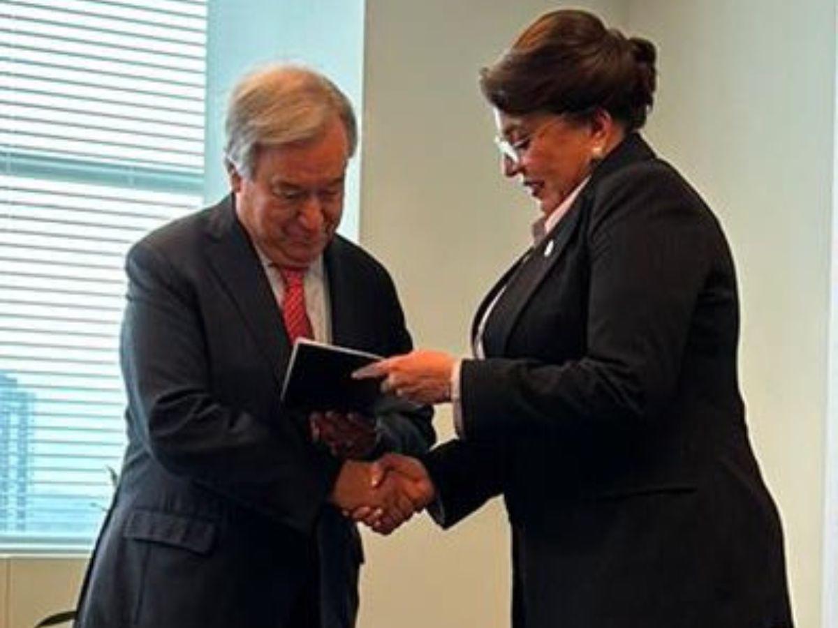 Presidenta Xiomara Castro entrega a secretario de la ONU propuesta de convenio para establecer la CICIH